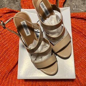 LIKE NEW glamour neutral shiny patent leather Steve Madden's, original box
